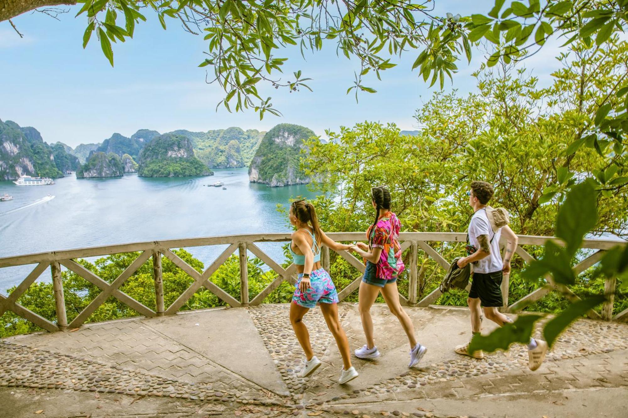 Hotel Ambassador Cruise Halong Bay Ha Long Exterior foto