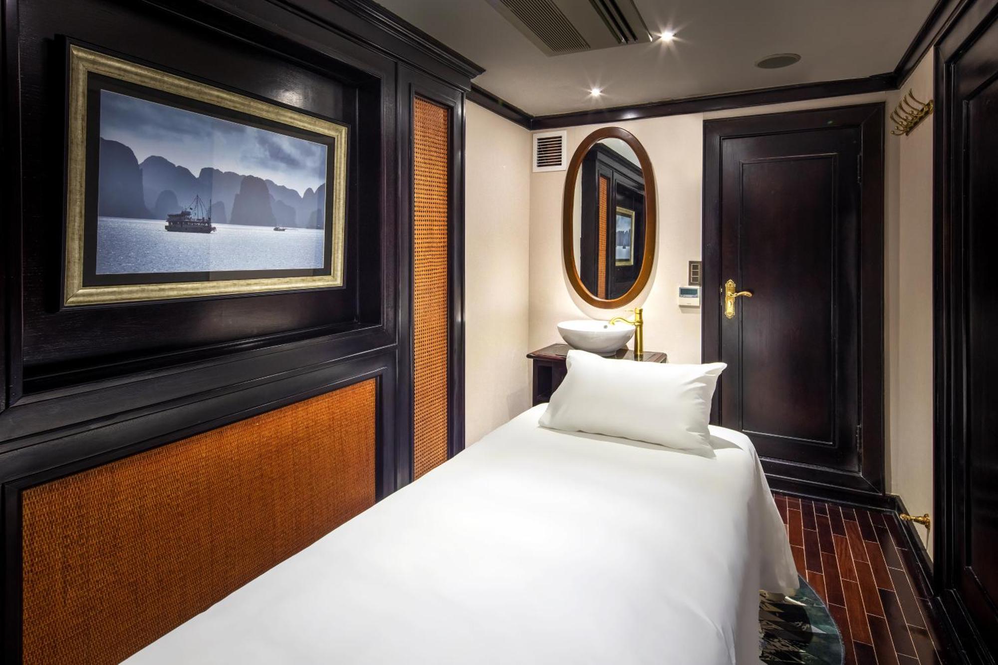 Hotel Ambassador Cruise Halong Bay Ha Long Exterior foto